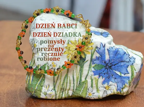 Bransoletka z koralików na kamieniu z kwiatami. Idealny pomysł na prezenty na Dzień Babci i Dziadka.