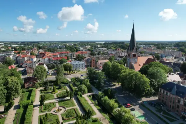 Widok z lotu ptaka na Szczecinek: zabytkowy kościół, zadbany park miejski i urokliwe kamienice. Odkryj szczecinek atrakcje!