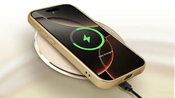 Złoty iPhone 11 na ładowarce indukcyjnej, ekran pokazuje 75% naładowania. Dowiedz się, jak włączyć ładowanie indukcyjne iPhone 11.
