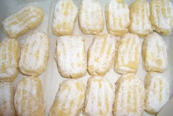 Zuckerbestäubte Kekse, die nach einem einfachen kurabiye rezept zubereitet wurden. Sie sind weich und schmelzen auf der Zunge.