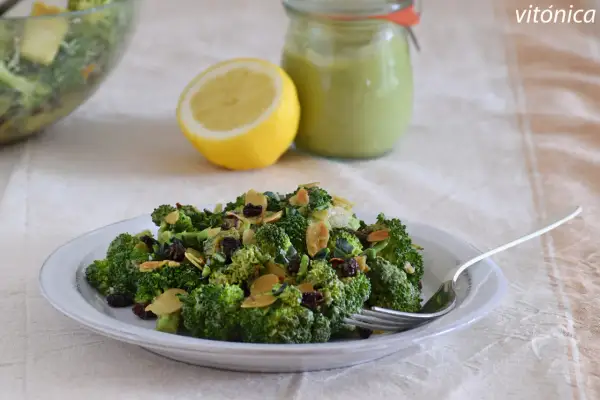 Deliciosa ensalada de brócoli con almendras y arándanos, lista para disfrutar.