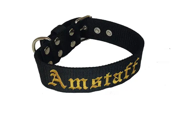 Czarna obroża dla amstaffa z haftowanym napisem "Amstaff" w kolorze złotym. Solidne metalowe okucia.