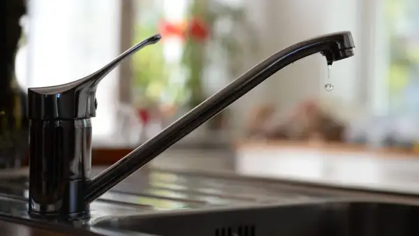 Tropfender Wasserhahn, bereit zum Wasserhahn austauschen.