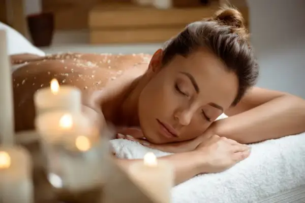 Co zabrać do hotelu z basenem? Twoja lista na idealny relaks