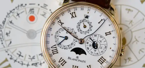 Zegarek Blancpain z tarczą kalendarza gregoriańskiego i chińskimi symbolami.