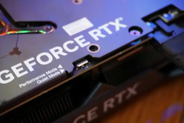 Nahaufnahme der RTX 4070 Ti Grafikkarte mit dem Schriftzug "GEFORCE RTX" und den Modi "Performance Mode" und "Quiet Mode".