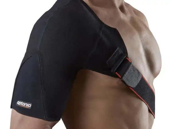 Mężczyzna z naciągniętym barkiem nosi czarny stabilizator na ramię Aptonia.