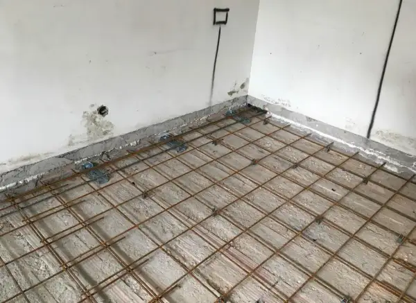 Rete metallica posata per il consolidamento solaio in legno. L'armatura è pronta per il getto di calcestruzzo.
