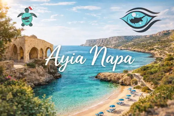 Malownicze wybrzeże Ayia Napa z kamiennymi ruinami, turkusową wodą i piaszczystą plażą.