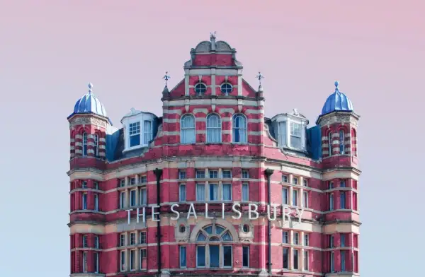 The Salisbury, hotel z niebieskimi kopułami, to jedno z nietypowych miejsc w Londynie.