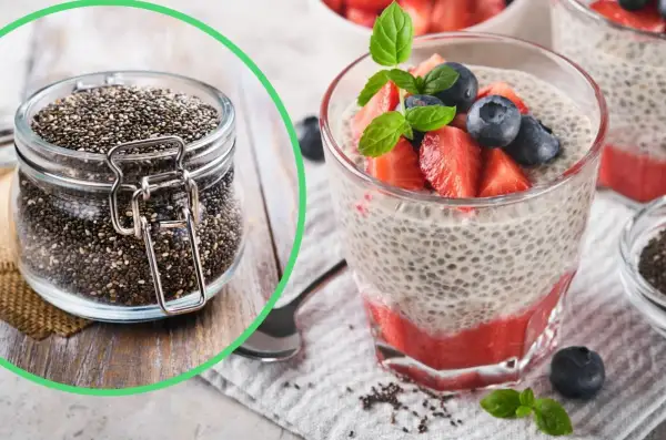 Nasiona chia w słoiku i deser chia z owocami. Zastanawiasz się, dlaczego pudding chia nie gęstnieje? Kluczowe są proporcje nasion i płynu.
