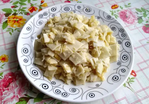 Talerz pełen tradycyjnych łazanek z kapustą białą, gotowych do podania.