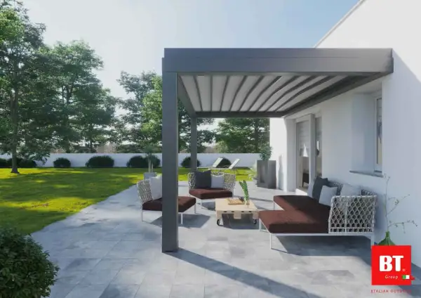 Moderna pergola bioclimatica con arredi da esterno, ideale per creare uno spazio relax. Informati sui permessi necessari per la sua installazione.