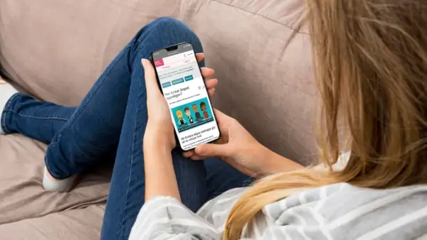 Person läser på mobilen om hur ångest fungerar, kanske för att lära sig mer om kbt ångest.
