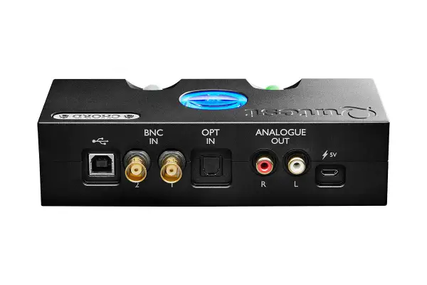Tył urządzenia Chord Qutest z portami USB, BNC, optycznym i analogowymi wyjściami RCA.