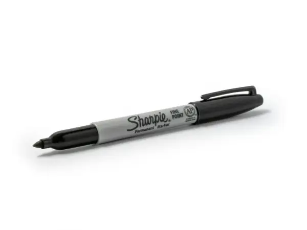 Czarny marker Sharpie z drobną końcówką, gotowy do tworzenia trwałych napisów lub usuwania stare plamy z flamastra.