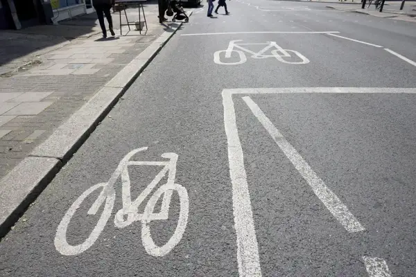 Na jezdni namalowane są symbole rowerów, wskazujące co to jest śluza rowerowa. To specjalne pole dla rowerzystów przed skrzyżowaniem.
