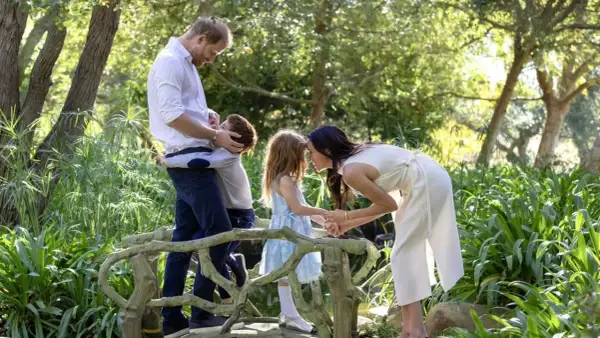 Harry y Meghan disfrutan un momento tierno con sus hijos en un puente de jardín.