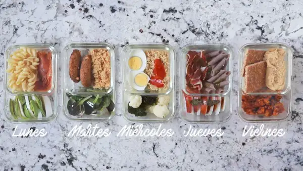 Cinco tuppers con almuerzos variados para la semana: pasta, salchichas, arroz, huevos, verduras, jamón, pan y más.