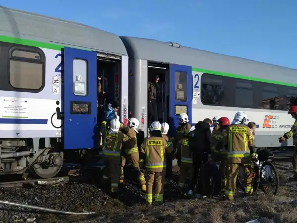 Strażacy pomagają pasażerom wysiadać z pociągu PKP Intercity. Może to być związane z awarią, która wpłynęła na kazek rozkład jazdy Ełk.