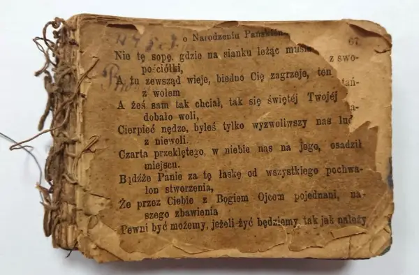 Stara, zniszczona kantyczka z tekstem o Narodzeniu Pańskim. Wiersz opowiada o cierpieniu i wyzwoleniu.