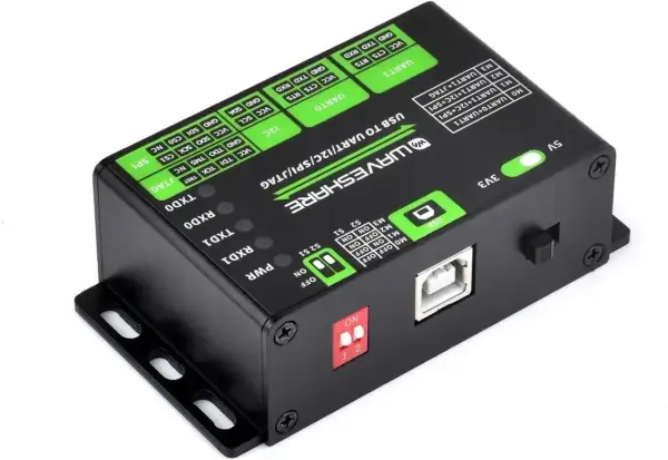 Czarny moduł Waveshare z zielonym **interfejsem** USB na UART/I2C/SPI/JTAG, z portami i przełącznikami.