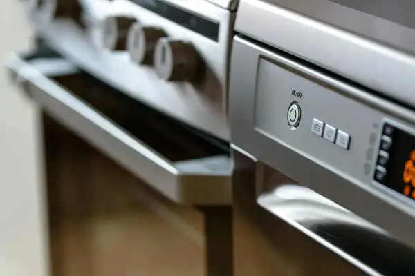 Panel sterowania zmywarki Electrolux. Dowiedz się, jak włączyć czyszczenie zmywarki, naciskając przycisk zasilania i wybierając odpowiedni program.