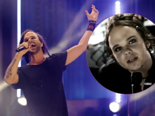 Lauri Ylönen, the rasmus wokalista, śpiewa na scenie, a obok widać jego młodsze zdjęcie z charakternym makijażem.