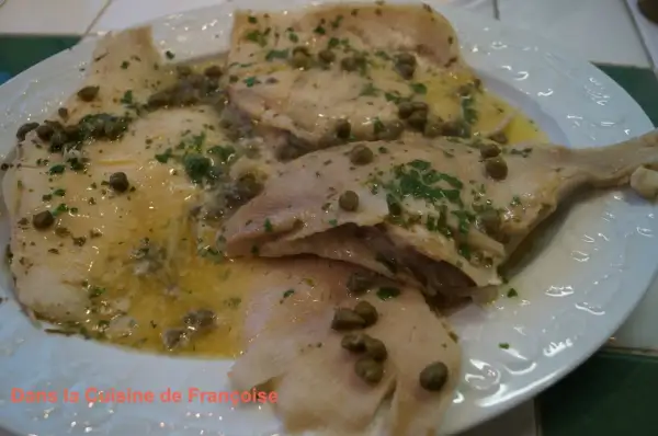 Une délicieuse raie au beurre noir, nappée d'une sauce citronnée et parsemée de câpres et de persil frais. Un plat classique de la cuisine française.