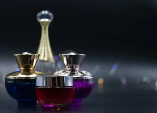 Eleganckie, damskie perfumy arabskie w ozdobnych flakonach: czerwony, niebieski i fioletowy.