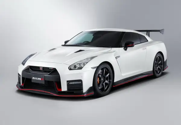 Biały Nissan GT-R Nismo z czerwonymi akcentami. Marzysz o nim? Sprawdź nissan gtr cena!
