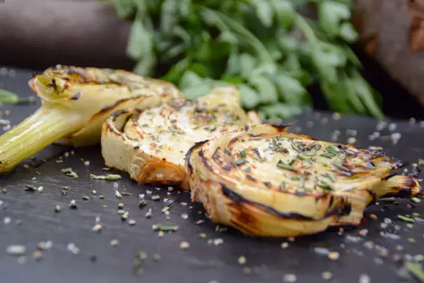 Gegrillte Fenchelspalten, gewürzt mit Kräutern und Salz. Ein einfaches Gericht, das zeigt, wie vielseitig Fenchelrezepte sein können.
