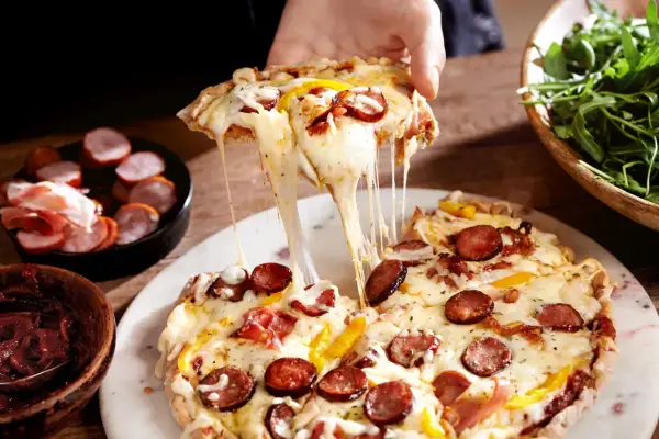 Rozciągający się ser z farmerskiej pizzy, z kiełbaską i papryką, jak z Pizza Hut.