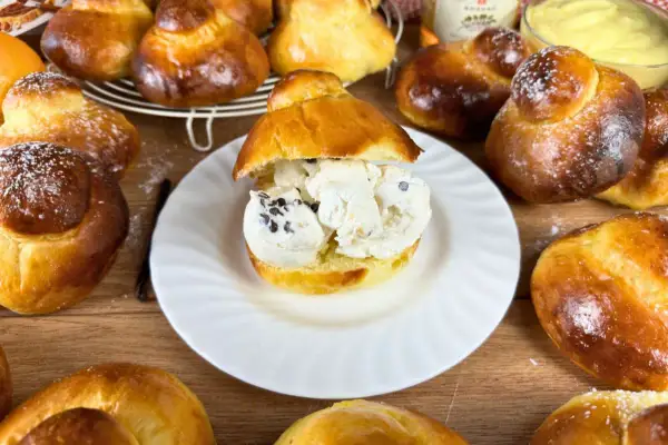 Brioche col tuppo ripiene di gelato, un classico della ricetta siciliana.