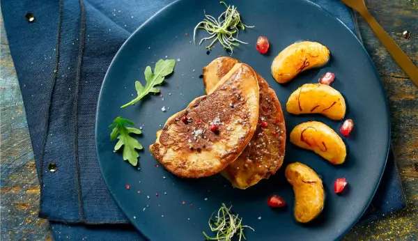 Escalopes de foie gras poêlées, garnies de fruits et pousses. Une recette simple pour sublimer votre foie gras surgelé.
