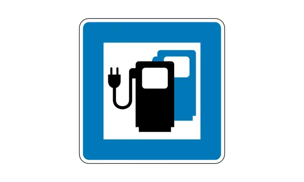 Blaues Schild mit weißem Rahmen. Darin zwei Zapfsäulen-Symbole, eins schwarz mit Stecker, eins blau. Bedeutung: Ladestation für Elektroautos.