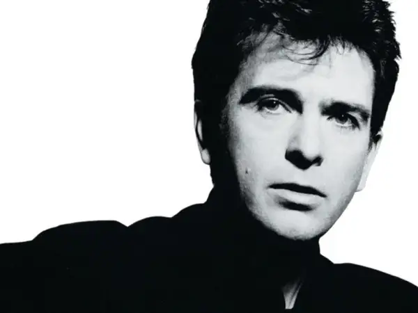 Portret Petera Gabriela, artysty znanego z niezapomnianych **peter gabriel utwory**. Jego spojrzenie przyciąga uwagę.