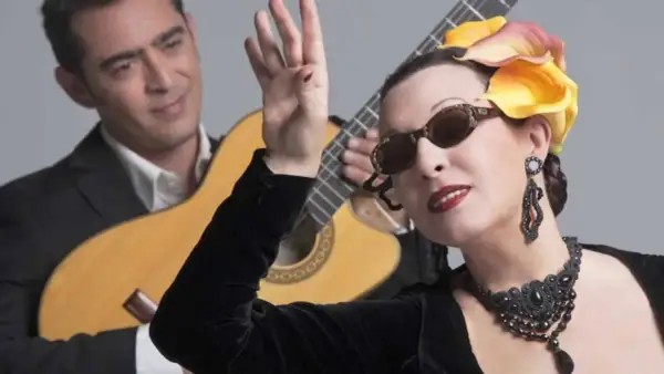 Martirio, icónica en los años 80, con su estilo inconfundible, posa con un guitarrista.