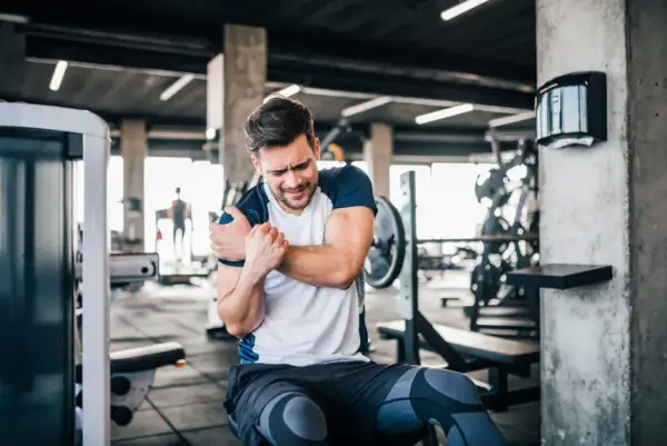 CrossFit vs siłownia: Co lepsze dla Twoich celów? Porównanie
