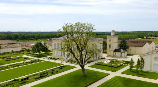 Magnifique domaine viticole sur la route des vins de Bordeaux, avec son château, ses jardins à la française et ses vignes à perte de vue.