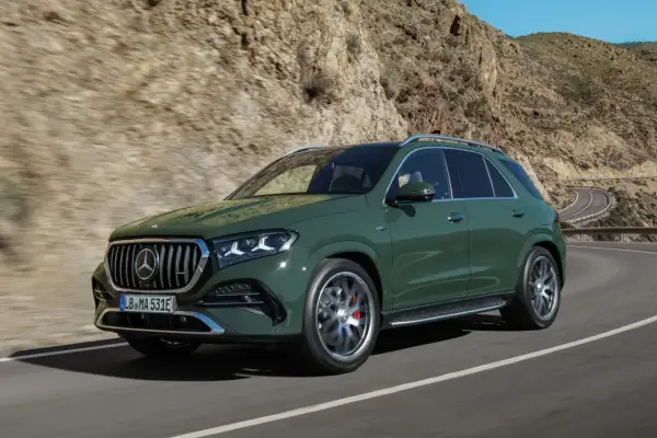 Zielony Mercedes GLE 2026 na krętej drodze w górach.