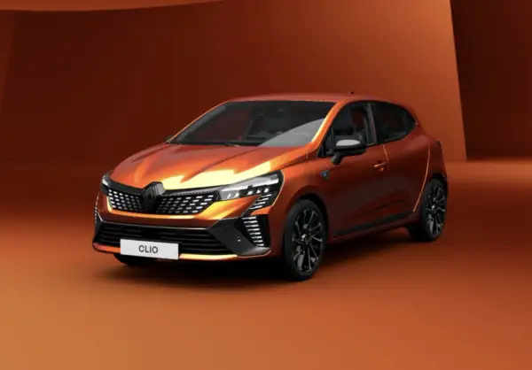 La nouvelle Renault Clio, avec sa couleur orange éclatante, est prête à conquérir les routes. Sa date de sortie approche, promettant un design audacieux et une technologie de pointe.
