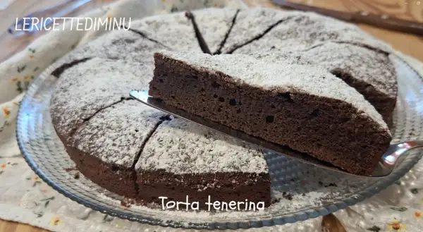 Une délicieuse Torta Tenerina, une patisserie italienne au chocolat, saupoudrée de sucre glace.