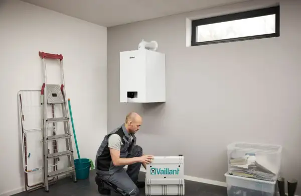 Instalator przygotowuje nowy piec gazowy Vaillant. Czy piec gazowy można odliczyć od podatku? Sprawdź ulgi termomodernizacyjne.