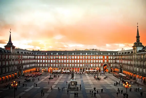 Plaza Mayor de Madrid au coucher du soleil. Idéal pour savoir que faire à Madrid : flâner, dîner en terrasse, admirer l'architecture.