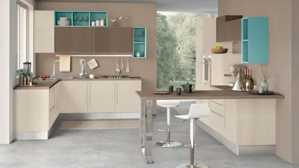 Cucina moderna con pensili color tortora e turchese, perfetti come idee pittura pareti cucina per un tocco di colore.