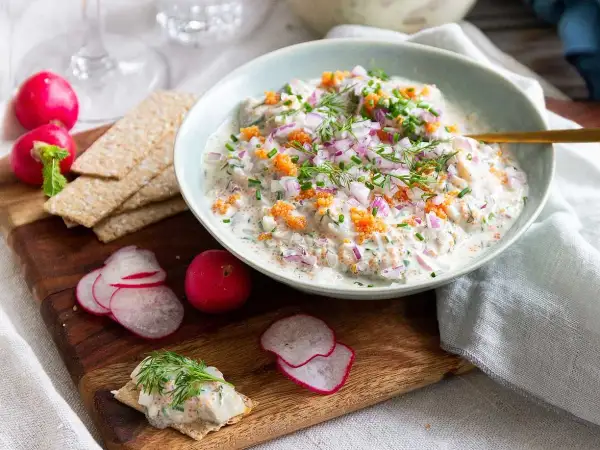 Krämig sillröra med dill, rödlök och rom. Serveras med knäckebröd och rädisor. En klassisk svensk sillrätt.