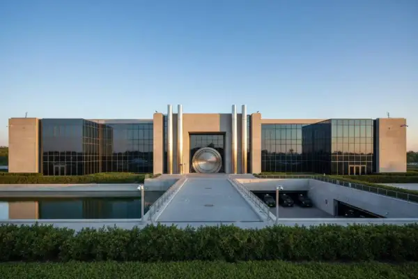 Edificio moderno con un'enorme porta circolare, che ricorda la banca più sicura in Italia.