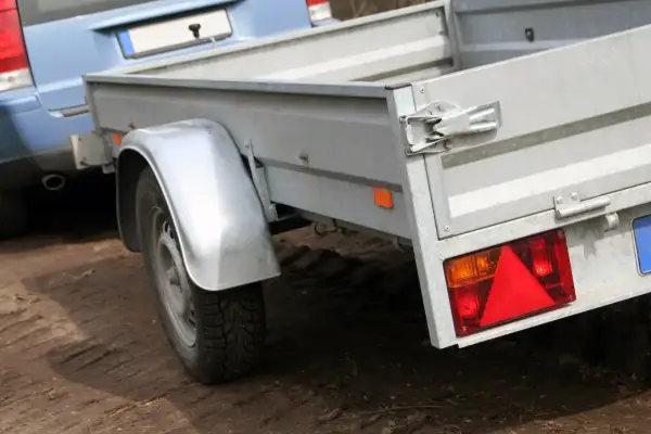Przyczepka samochodowa gotowa do transportu po udanej umowie kupna sprzedaży.