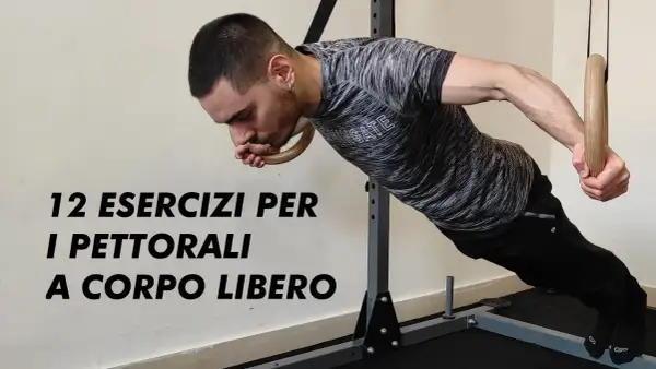 Uomo che esegue un esercizio ai anelli per i pettorali, parte di "12 esercizi a corpo libero per allenarsi a casa".